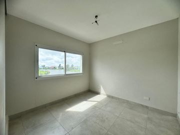 Casa en Oportunidad a la laguna con gran espejo de agua en Canton Norte