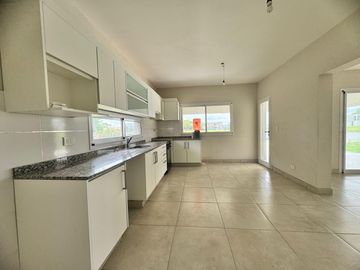 Casa en Oportunidad a la laguna con gran espejo de agua en Canton Norte