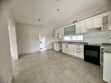 Casa en Oportunidad a la laguna con gran espejo de agua en Canton Norte