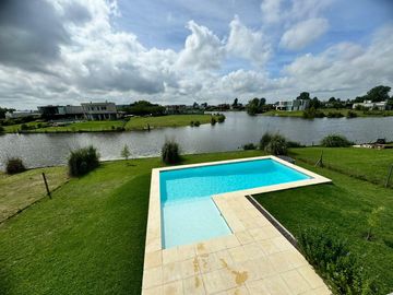 Casa en Oportunidad a la laguna con gran espejo de agua en Canton Norte
