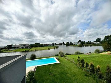 Casa en Oportunidad a la laguna con gran espejo de agua en Canton Norte
