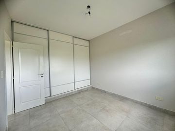 Casa en Oportunidad a la laguna con gran espejo de agua en Canton Norte