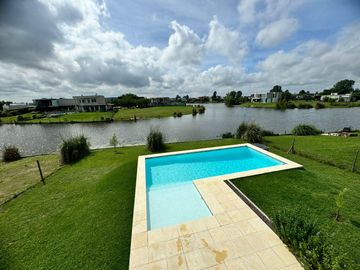 Casa en Oportunidad a la laguna con gran espejo de agua en Canton Norte