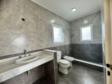 Casa en Oportunidad a la laguna con gran espejo de agua en Canton Norte