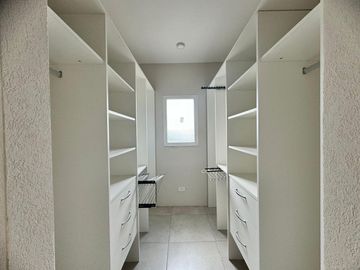 Casa en Oportunidad a la laguna con gran espejo de agua en Canton Norte