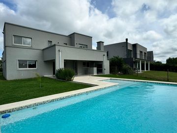 Casa en Oportunidad a la laguna con gran espejo de agua en Canton Norte