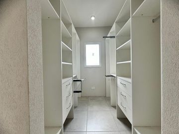 Casa en Oportunidad a la laguna con gran espejo de agua en Canton Norte