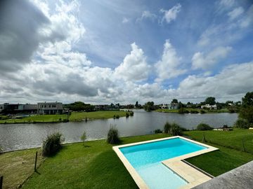 Casa en Oportunidad a la laguna con gran espejo de agua en Canton Norte