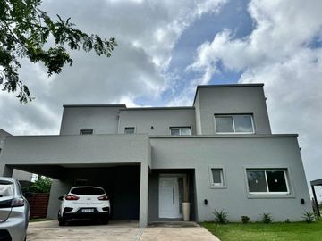 Casa en Oportunidad a la laguna con gran espejo de agua en Canton Norte