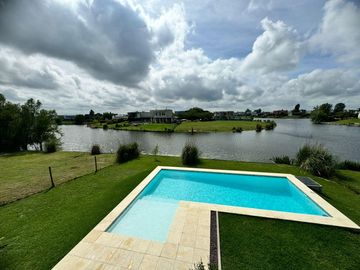 Casa en Oportunidad a la laguna con gran espejo de agua en Canton Norte