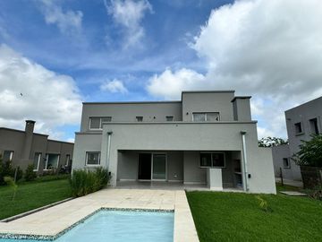 Casa en Oportunidad a la laguna con gran espejo de agua en Canton Norte