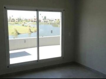 Casa en Oportunidad a la laguna con gran espejo de agua en Canton Norte