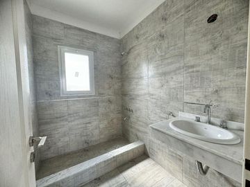 Casa en Oportunidad a la laguna con gran espejo de agua en Canton Norte