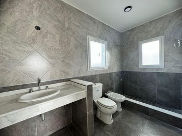 Casa en Oportunidad a la laguna con gran espejo de agua en Canton Norte