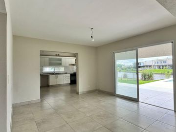 Casa en Oportunidad a la laguna con gran espejo de agua en Canton Norte