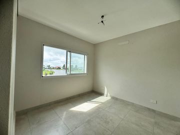Casa en Oportunidad a la laguna con gran espejo de agua en Canton Norte