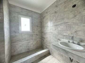 Casa en Oportunidad a la laguna con gran espejo de agua en Canton Norte