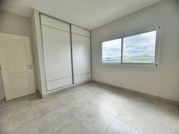 Casa en Oportunidad a la laguna con gran espejo de agua en Canton Norte