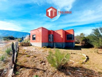 Amplia Casa en Solares