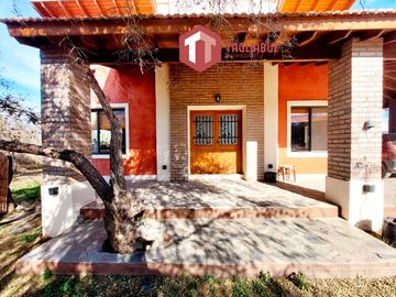 Amplia Casa en Solares