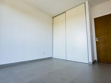 Departamento de dos ambientes con cochera,  en venta- Ituzaingó Sur