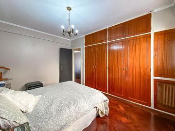 Departamento de Dos Dormitorios con cocina remodelada cercano al Colegio Ingles Mitre y Urquiza