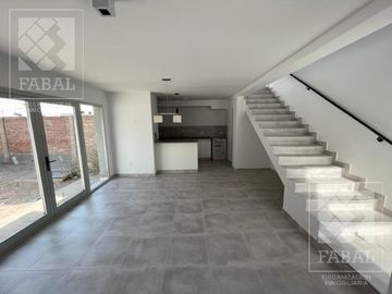 Casa venta Confluencia Rural, 2 dormitorios, 2 baños, jardín y entrada para auto