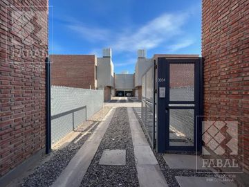 Casa venta Confluencia Rural, 2 dormitorios, 2 baños, jardín y entrada para auto