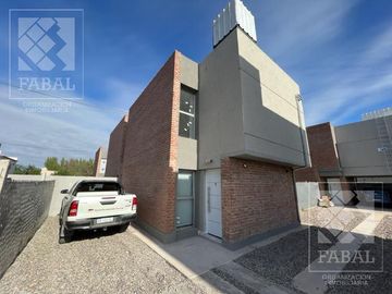 Casa venta Confluencia Rural, 2 dormitorios, 2 baños, jardín y entrada para auto