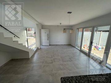 Casa venta Confluencia Rural, 2 dormitorios, 2 baños, jardín y entrada para auto