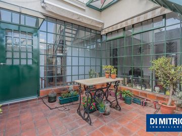 Este edificio tiene todo lo que necesitas: Tu Casa, tu Comercio, un Loft para renta y Cocheras!