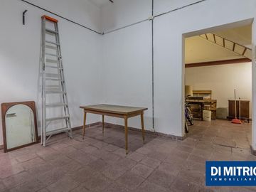 Este edificio tiene todo lo que necesitas: Tu Casa, tu Comercio, un Loft para renta y Cocheras!