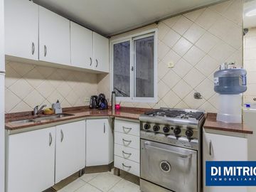 Este edificio tiene todo lo que necesitas: Tu Casa, tu Comercio, un Loft para renta y Cocheras!