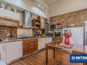 Este edificio tiene todo lo que necesitas: Tu Casa, tu Comercio, un Loft para renta y Cocheras!