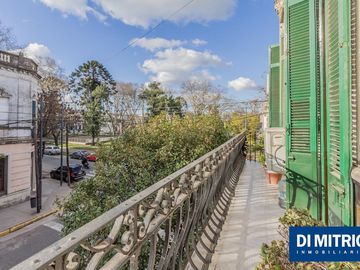 Este edificio tiene todo lo que necesitas: Tu Casa, tu Comercio, un Loft para renta y Cocheras!