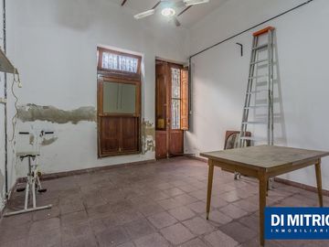 Este edificio tiene todo lo que necesitas: Tu Casa, tu Comercio, un Loft para renta y Cocheras!