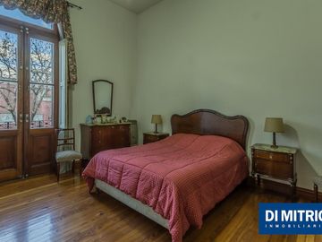 Este edificio tiene todo lo que necesitas: Tu Casa, tu Comercio, un Loft para renta y Cocheras!