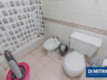 Este edificio tiene todo lo que necesitas: Tu Casa, tu Comercio, un Loft para renta y Cocheras!