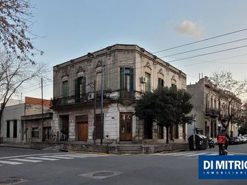Este edificio tiene todo lo que necesitas: Tu Casa, tu Comercio, un Loft para renta y Cocheras!