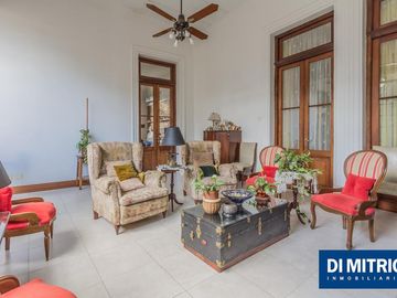 Este edificio tiene todo lo que necesitas: Tu Casa, tu Comercio, un Loft para renta y Cocheras!