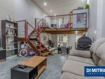 Este edificio tiene todo lo que necesitas: Tu Casa, tu Comercio, un Loft para renta y Cocheras!