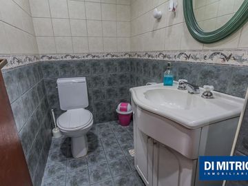 Este edificio tiene todo lo que necesitas: Tu Casa, tu Comercio, un Loft para renta y Cocheras!