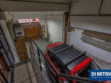 Este edificio tiene todo lo que necesitas: Tu Casa, tu Comercio, un Loft para renta y Cocheras!