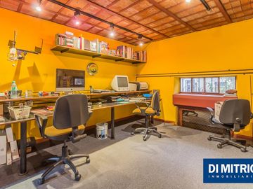 Este edificio tiene todo lo que necesitas: Tu Casa, tu Comercio, un Loft para renta y Cocheras!