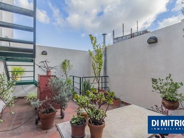 Este edificio tiene todo lo que necesitas: Tu Casa, tu Comercio, un Loft para renta y Cocheras!