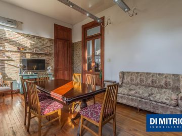 Este edificio tiene todo lo que necesitas: Tu Casa, tu Comercio, un Loft para renta y Cocheras!