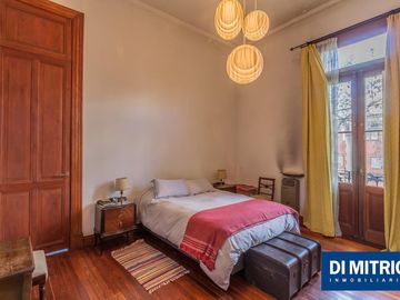Este edificio tiene todo lo que necesitas: Tu Casa, tu Comercio, un Loft para renta y Cocheras!