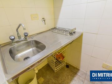 Este edificio tiene todo lo que necesitas: Tu Casa, tu Comercio, un Loft para renta y Cocheras!