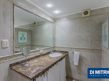 Este edificio tiene todo lo que necesitas: Tu Casa, tu Comercio, un Loft para renta y Cocheras!