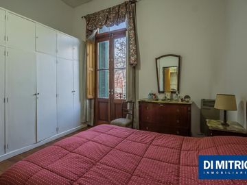 Este edificio tiene todo lo que necesitas: Tu Casa, tu Comercio, un Loft para renta y Cocheras!